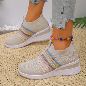 Atmungsaktive Fly-Knit Slip-On Sneaker mit bunten Streifen und Keilabsatz für Damen