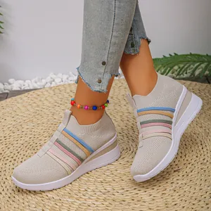 Atmungsaktive Mesh-Keilsneaker für Damen mit bunten Streifen und Slip-On-Design