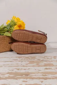 Detailansicht brauner Lackleder-Stiefel mit rutschfester Profilsohle und flachem Absatz