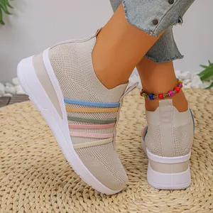Detailaufnahme der modischen, atmungsaktiven Fly-knit-Keilsneaker in Beige mit bunten Streifen