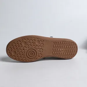 Gedetailleerde weergave van de bruine antislip rubberen zool van deze retro sneakers