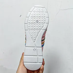 Nahaufnahme der rutschfesten weißen Gummisohle mit Wellenmuster auf Flyknit-Sneakern