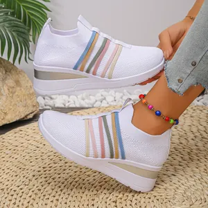 Seitenansicht weißer atmungsaktiver Strick-Wedges mit bunten elastischen Streifen