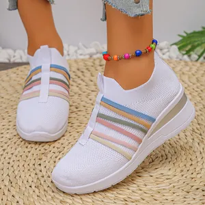 Elegante weiße atmungsaktive Strick-Wedge-Sneaker mit bunten elastischen Riemen für Damen