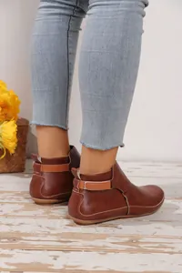 Detailansicht brauner, lässiger, flacher Damen-Stiefeletten mit Klettverschluss-Design