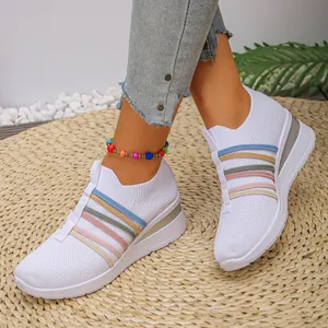 Detail von atmungsaktiven weißen Fly-Woven-Keilsneakern mit Regenbogenbändern