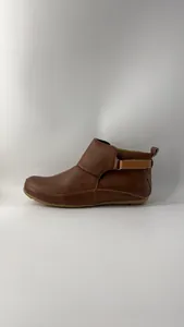 Seitenansicht der braunen flachen Damen-Stiefeletten mit modischem Riemendetail