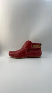 Professionelle Seitenansicht einer roten Lackleder-Stiefelette mit Klettverschluss