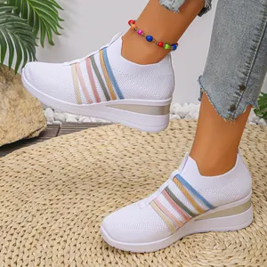 Atmungsaktive weiße Keilsneaker aus Fly-Knit mit bunten Streifen für die Freizeit