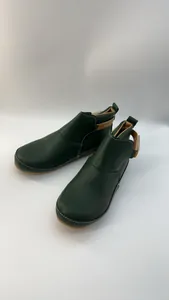 Detailansicht dunkelgrüner flacher Damenstiefeletten mit Lederstruktur