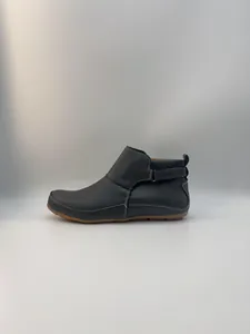 Seitenansicht der dunklen Lederstiefelette mit weißen Nähten und Klettverschluss
