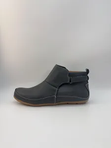 Professionelle Seitenansicht dunkelgrauer Stiefeletten mit weißen Nähten und Gummisohle