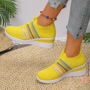 Detailansicht gelber atmungsaktiver Strick-Wedges mit einer Absatzhöhe von 5,8 cm