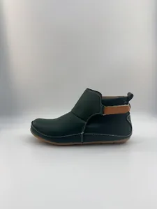 Seitenprofil eines dunkelgrünen flachen Damenstiefelettens mit weißen Ziernähten.