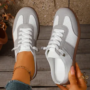 Klassieke retro dames sneakers met ademend geperforeerd grijs en wit ontwerp voor zomer