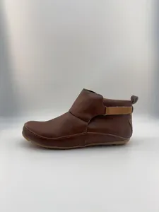 Detaillierte Seitenansicht eines braunen flachen Leder-Stiefeletten für Damen mit Riemen