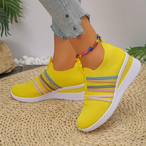 Detailaufnahme gelber atmungsaktiver Fly-Knit Keilsneaker mit bunten Streifen