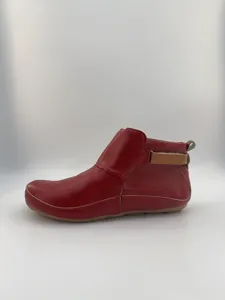 Seitenansicht bequemer roter flacher Lederstiefeletten für Damen im Freizeitstil