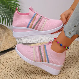Detailansicht der rosa Keilsneaker aus Fly-Woven-Mesh mit bunten Seitenstreifen