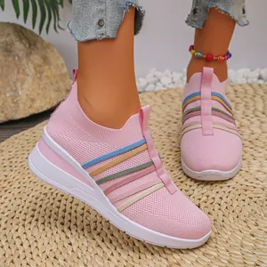 Stilvolle pinkfarbene Flyknit-Keilsneaker für Damen mit atmungsaktivem Regenbogen-Design.