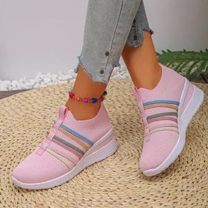 Stilvolle atmungsaktive rosa Strick-Keilsneaker für Damen mit bunten Zierstreifen