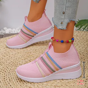 Detailansicht der rosa Keilsneaker aus Strick mit Angabe der Absatzhöhe von 5,8 cm.