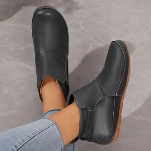 Lässige schwarze flache Stiefeletten für Damen mit weißen Nähten und Gummisohle