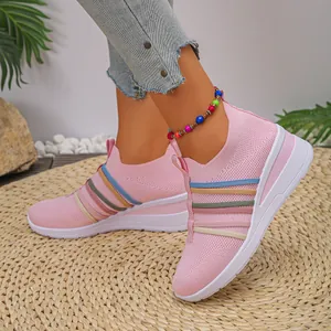 Detailansicht von rosa atmungsaktiven Fly-Knit-Sneakern mit bunten Streifen für den Sommer.