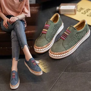 Chaussures décontractées perforées pour femmes dotées d'une semelle plateforme en liège unique.