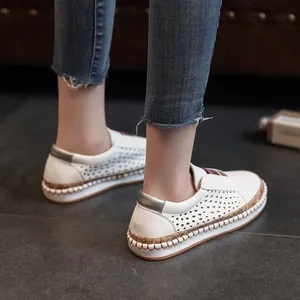 Vue détaillée des baskets de loisirs blanches perforées pour femmes au design ajouré.