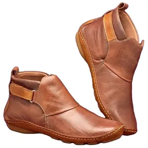 Lässige braune Leder-Stiefeletten für Damen mit Klettverschluss und bequemer flacher Sohle