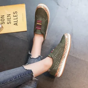 Vue détaillée des mocassins verts perforés pour femmes avec bande élastique rayée
