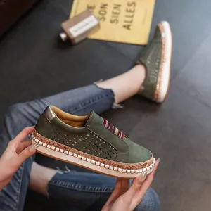 Gros plan de mocassins respirants vert olive avec détails découpés au laser et semelles.