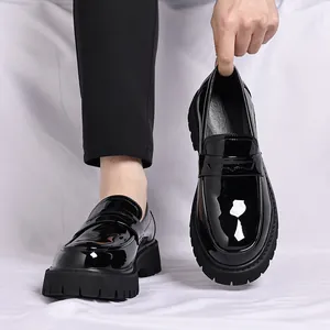 Gedetailleerde weergave van glanzende herenloafers met plateauzool en dikke zool