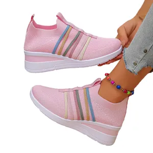 Sneakers con zeppa in maglia traspirante rosa per donna con vivaci fasce arcobaleno