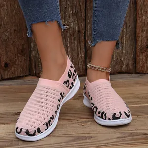 Detail van roze instapsneakers van vliegbreisel met luipaardprint op de voeten