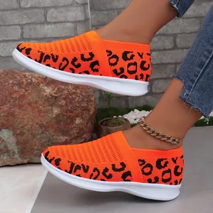 Ademende oranje slip-on sneakers met luipaardprint voor dames aan de voeten