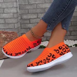 Felgekleurde oranje slip-on sneakers met luipaardprint voor dames van ademend mesh
