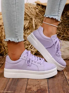 Detalle de zapatillas de plataforma en lona lavanda para mujer con cordones