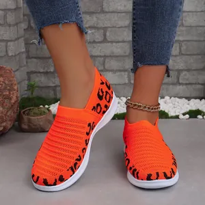 Detailweergave van oranje instapsneakers met luipaardprint van mesh voor dames