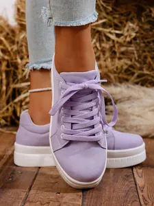 Primer plano de zapatillas de lona lavanda con plataforma y cordones para mujer