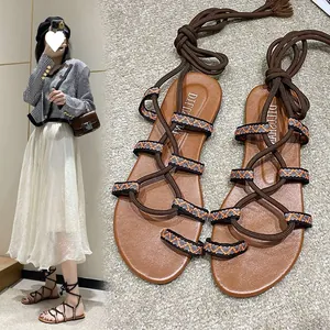Sandales romaines plates marron pour femmes avec design élégant à lacets style forêt