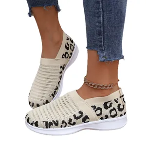 Leopard print fly-knit instappers voor dames met ademend mesh en dikke witte zool