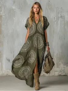 Vista completa del vestido largo bohemio verde oliva con estampados étnicos en modelo