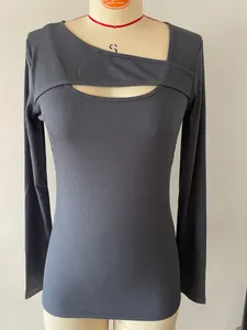 Dettaglio maglietta grigia a costine con maniche lunghe e scollo asimmetrico cut-out