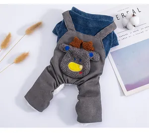 Detailansicht der warmen Cord-Overalls für Haustiere mit süßer 3D-Hirsch-Stickerei
