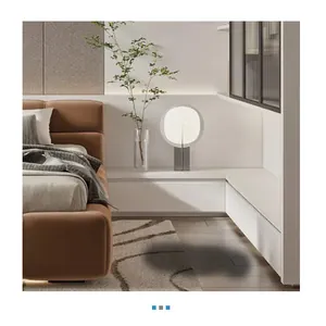 Modernes minimalistisches Schlafzimmer-Interieur mit einer stilvollen runden Lampe.