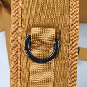 Detailopname van een stevige zwarte D-ring aan de riem van een bruine huisdierentas.