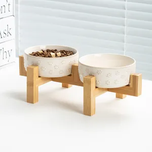 Doble cuenco cerámico para mascotas con soporte de bambú y relieve de huellas de gato