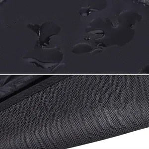 Gros plan sur la surface imperméable et la texture durable d'un tapis de voiture pour chien.